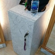 มีตู้สำหรับเก็บของให้ กับน้ำ