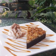 Risa Lamo อารีย์ การ์เด้น