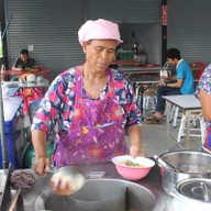 หน้าร้าน ก๋วยเตี๋ยวหมูป้าบัว ท้ายบ้าน