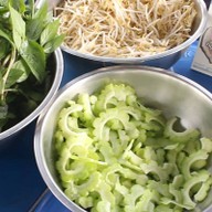 บรรยากาศ ก๋วยเตี๋ยวหมูป้าบัว ท้ายบ้าน