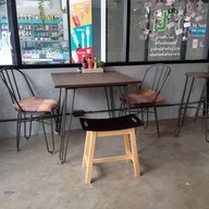 บรรยากาศ Black White Coffee Shop คลองถนน