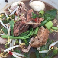 โกเนี๊ยบ ก๋วยเตี๋ยวต้มยำไข่มะตูม