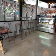 บรรยากาศ Black White Coffee Shop คลองถนน