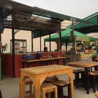 หน้าร้าน โกเนี๊ยบ ก๋วยเตี๋ยวต้มยำไข่มะตูม