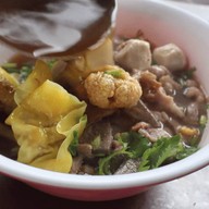 เมนูของร้าน ก๋วยเตี๋ยวหมูป้าบัว ท้ายบ้าน