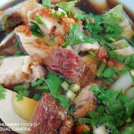 เมนูของร้าน ก๋วยจั๊บหมูกรอบเจ๊ฟ้า เจ้าเก่า
