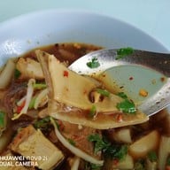 เมนูของร้าน ก๋วยจั๊บหมูกรอบเจ๊ฟ้า เจ้าเก่า