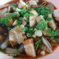 เมนูของร้าน ก๋วยจั๊บหมูกรอบเจ๊ฟ้า เจ้าเก่า
