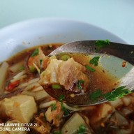 เมนูของร้าน ก๋วยจั๊บหมูกรอบเจ๊ฟ้า เจ้าเก่า
