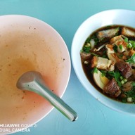 เมนูของร้าน ก๋วยจั๊บหมูกรอบเจ๊ฟ้า เจ้าเก่า