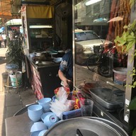 หน้าร้าน ข้าวหมูแดงคุณอี๊ด
