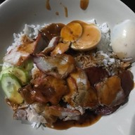 เมนูของร้าน ข้าวหมูแดงคุณอี๊ด
