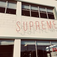 หน้าร้าน Supreme Supreme