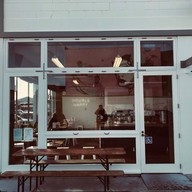 หน้าร้าน Supreme Supreme