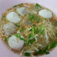 ก๋วยเตี๋ยวลูกชิ้นข้างวัดพระศรี