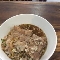 เมนูของร้าน ก๋วยเตี๋ยวกระดูกหมู ป้ายเหลือง