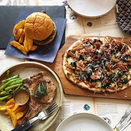 เมนูของร้าน Featherstone .