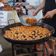 เมนูของร้าน น้องแฝดทอดมันหน่อกะลาเกาะเกร็ด