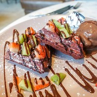 Red Velvet Waffles (195THB)