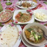 แมนโร่ผัดหมี่โคราชเจ้าเก่าดั้งเดิมหน้าวัดสระแก้ว