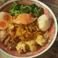 เมนูของร้าน บะหมี่จอมพลัง ตลาดรถไฟศรีนครินทร์