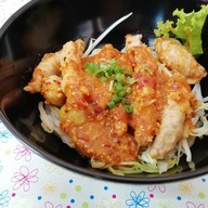 จรัญยา ป้ากับลุงปรุงก๋วยเตี๋ยว หน้ามหาวิทยาลัยราชภัฏนครศรีธรรมราช