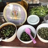 ข้าวหมูแดงนายกิ้ว สาขา 2(กลางซอย สุขุมวิท1)