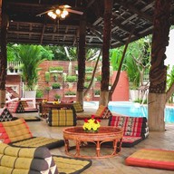 ชาร์ลีเฮ้าส์ ปิ่นเกล้า