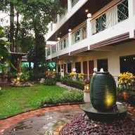 ชาร์ลีเฮ้าส์ ปิ่นเกล้า