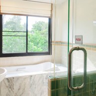 ชาร์ลีเฮ้าส์ ปิ่นเกล้า