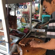 ข้าวหมูแดงนายกิ้ว สาขา 2(กลางซอย สุขุมวิท1)