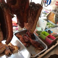 ข้าวหมูแดงนายกิ้ว สาขา 2(กลางซอย สุขุมวิท1)