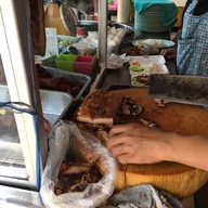 ข้าวหมูแดงนายกิ้ว สาขา 2(กลางซอย สุขุมวิท1)