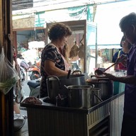 หน้าร้าน เจ้นุชข้าวหมูแดง พฤกษากาญจน์ริเวอร์ทาวน์ เจ้นุช