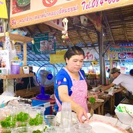 คุณกล้วย ลอดช่องวัดเจษ ตลาดน้ำคลองลัดมะยม