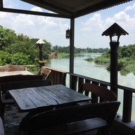 บรรยากาศ ครัวหลังสวน ตำ-ยำแซ่บ บ้านโป่ง