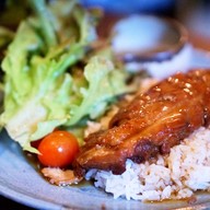 ข้าวไก่อบซอสเสาวรส