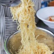 เจ๊หมวย บะหมี่เกี๊ยว หมูเด้ง ไข่ออนเซ็น ข้างมูลนิธิหัวหิน