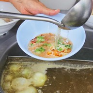 เจ๊หมวย บะหมี่เกี๊ยว หมูเด้ง ไข่ออนเซ็น ข้างมูลนิธิหัวหิน