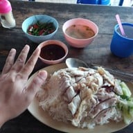 ข้าวมันไก่หลังศาล