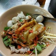 ลูกชิ้นหมูน้ำใสเฮียบู้ อุดมสุข