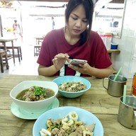 ก๋วยเตี๋ยวกระดูกหมู ป้ายเหลือง
