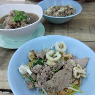 ก๋วยเตี๋ยวกระดูกหมู ป้ายเหลือง
