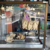 หน้าร้าน ข้าวมันไก่-หมูอบ ไหหลำ (สะพานเขลางค์)