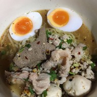 โกเนี๊ยบ ก๋วยเตี๋ยวต้มยำไข่มะตูม
