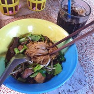 เมนูของร้าน ก๋วยเตี๋ยวเรือศรีสามพราน byน้าปู สาขาสนามจันทร์ นครปฐมหลัง รร.รอเวอร์