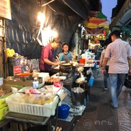 หน้าร้าน ก๋วยเตี๋ยวคั่วไก่กระทะทองเหลือง เยาวราช