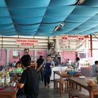 บรรยากาศ ก๋วยเตี๋ยววัดดงมูลเหล็ก กาญจนบุรี