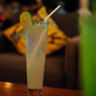 Sunshine Pool Bar โรงแรม เอส.อาร์.เรสซิเด้นซ์