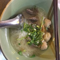 เมนูของร้าน ก๋วยเตี๋ยวเฮียธง ลูกชิ้นเนื้อวัว